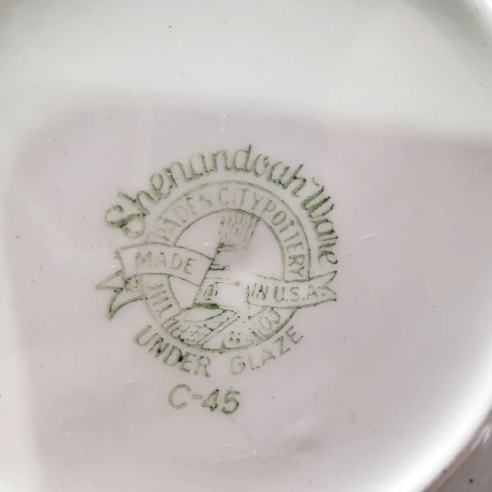Vintage Cromwell Hammered Aluminum Handled Tray w Shenandoah Floral Center